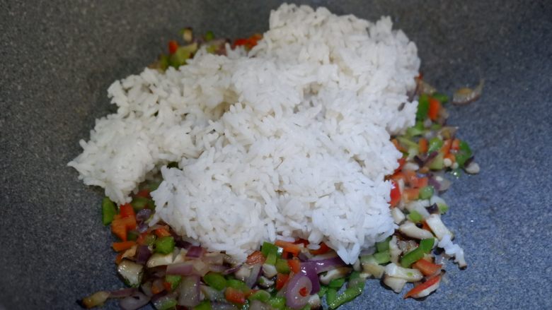  快手早餐—时蔬炒饭,加入米饭。