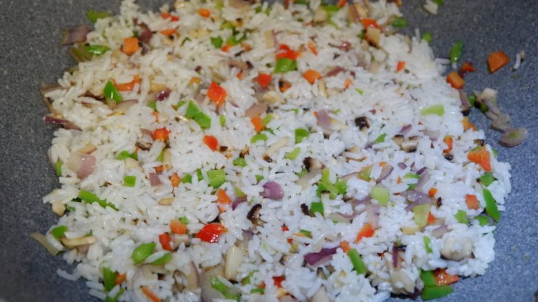  快手早餐—时蔬炒饭,将米饭炒散炒均匀。