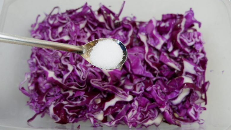 芥味紫甘蓝拌粉丝,紫甘蓝放一小勺细盐揉搓至变软变深色，然后挤去多余的水份。