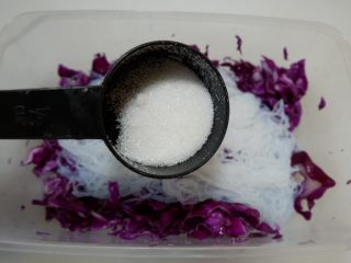 芥味紫甘蓝拌粉丝,加入白糖