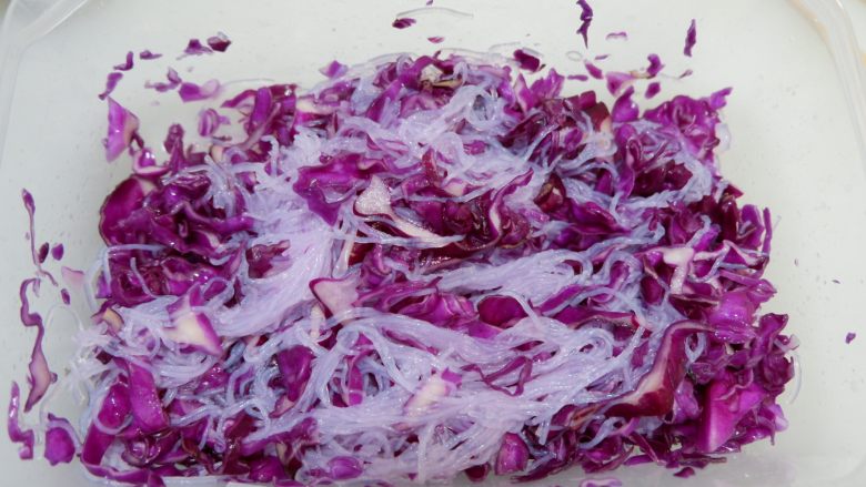 芥味紫甘蓝拌粉丝,将所有食材拌匀装盘即可。