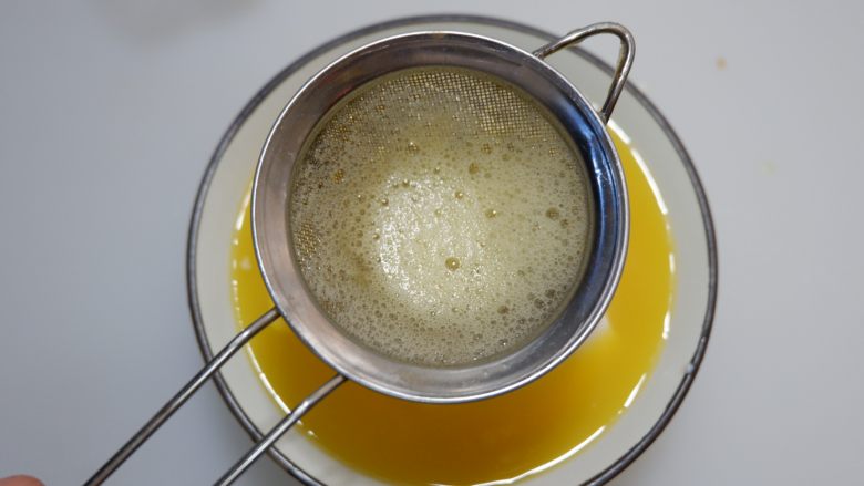 快手早餐—西兰花豆腐蛋羹,用筛网过筛到豆腐碗中。