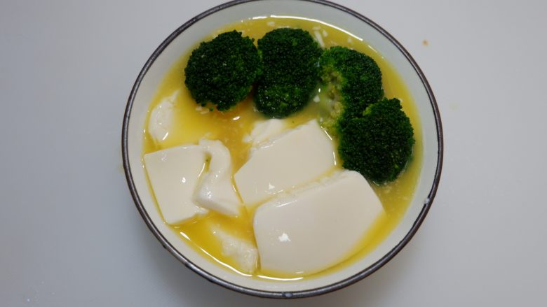 快手早餐—西兰花豆腐蛋羹,将西兰花摆在蛋液顶部。