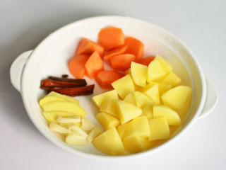 土豆排骨焖饭,土豆、胡萝卜切小块，姜、蒜切片，桂皮洗净