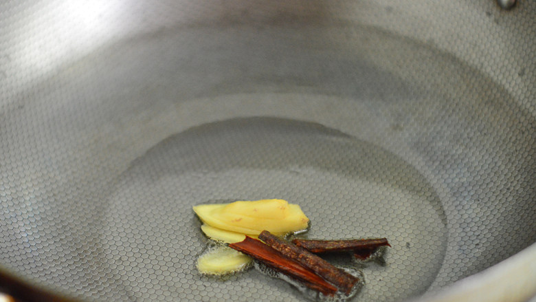 土豆排骨焖饭,锅里烧热油，放入姜蒜、桂皮爆香