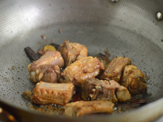 土豆排骨焖饭,炒干排骨的水分后调入生抽、料酒，烹出香味