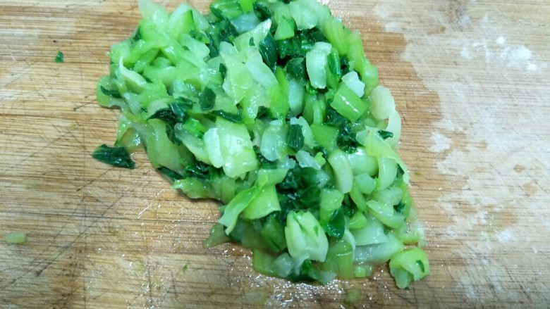 海鲜疙瘩汤,焯好的油菜剁碎。