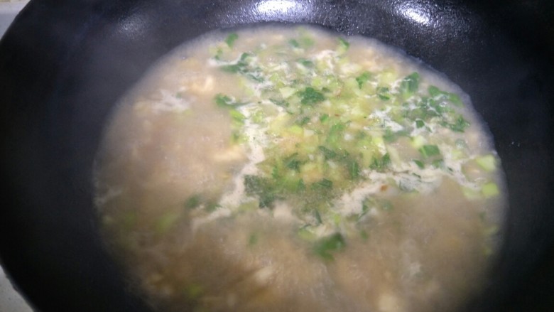 海鲜疙瘩汤,最后放入切好的油菜。