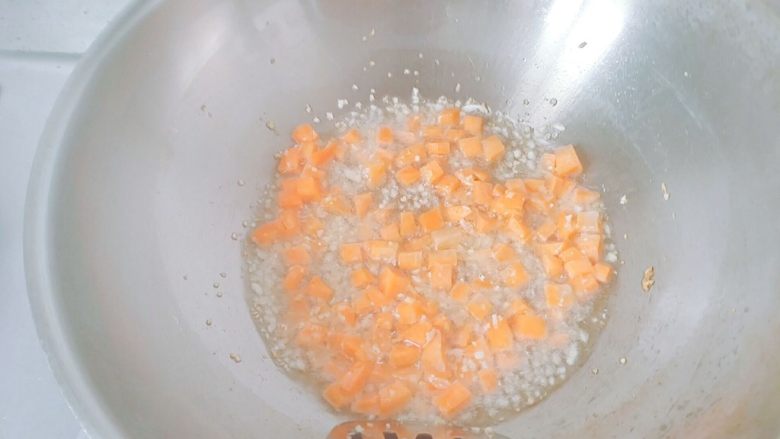 蒜香胡萝卜+西兰花+肉沫,倒入胡萝卜丁，翻炒。