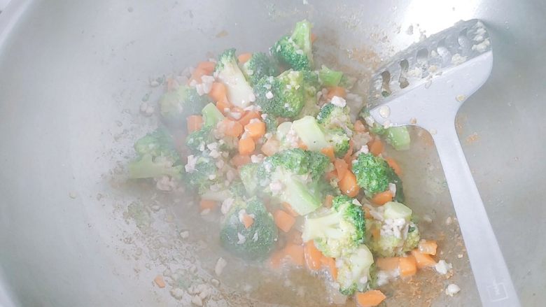 蒜香胡萝卜+西兰花+肉沫,肉沫容易熟，翻炒到肉沫断生变色，再翻炒几下，就可以关火了。