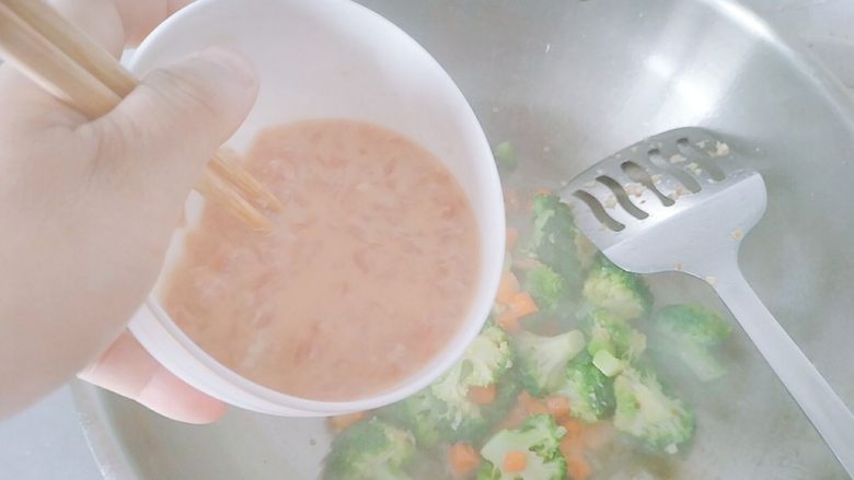 蒜香胡萝卜+西兰花+肉沫,加肉沫，迅速翻炒。肉沫不要撒在一个地方，围着撒一圈。