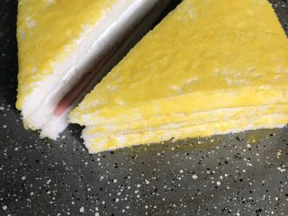 黄金三明治,把三明治移到烤盘上 上面和侧边刷上一层蛋黄液 切口处不用涂 如图