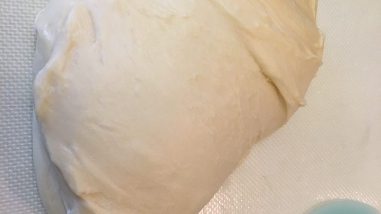 台式甜面包,基本发酵结束，将面团移到操作台上