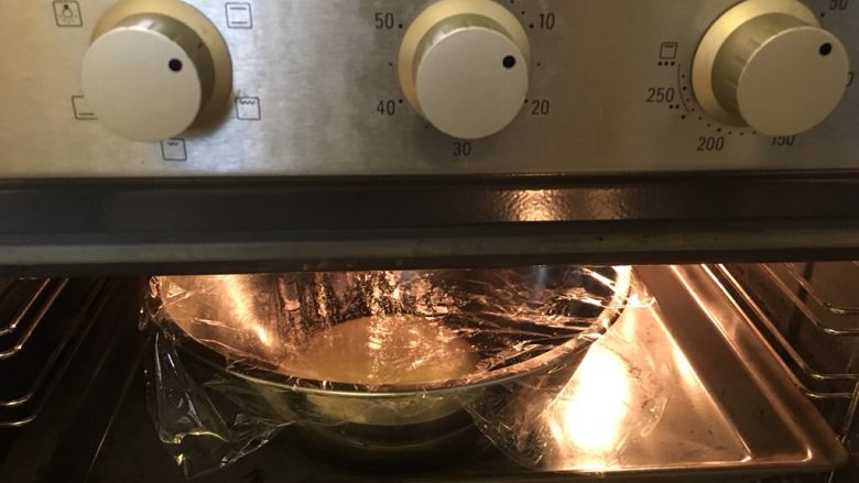 台式甜面包,覆上保鲜膜进30度烤箱做做基本发酵5分钟