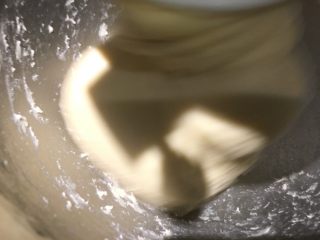 台式甜面包,继续慢速搅拌5分钟直到看不到奶油，高速搅拌到出膜