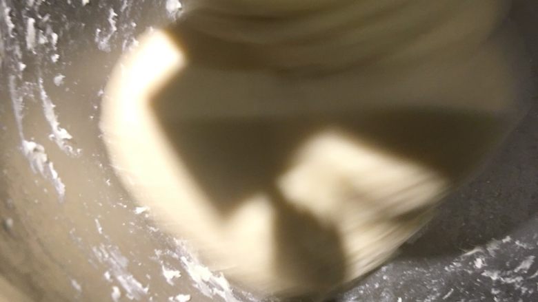 台式甜面包,继续慢速搅拌5分钟直到看不到奶油，高速搅拌到出膜