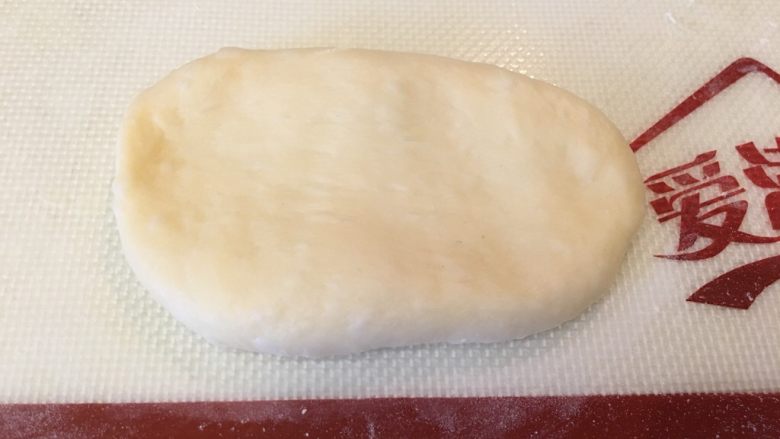 台式甜面包,取面团用手掌压扁成椭圆形