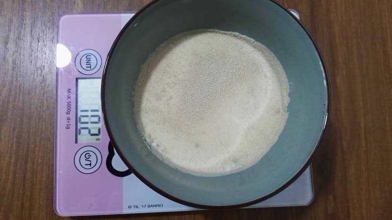 卷卷椰蓉包,将牛奶与耐高糖酵母混合一起，静置几分钟。