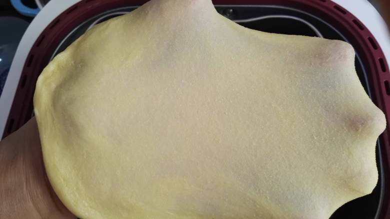 卷卷椰蓉包,当面团揉出较结实的薄膜时，面团就已经揉好了。