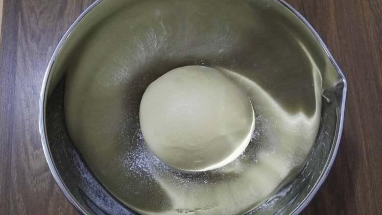 卷卷椰蓉包,从面包桶里取出面团，用手整成圆形，放在盆中，置室内温暖处发酵。