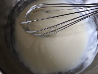 爆浆奶盖蛋糕,加入淡奶油用搅拌均匀