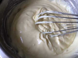爆浆奶盖蛋糕,搅拌均匀，如果实在太干，可以加点牛奶或者淡奶油再补救一下