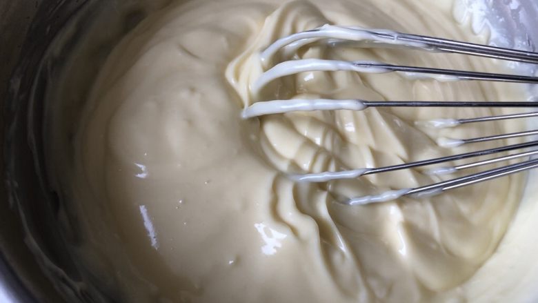 爆浆奶盖蛋糕,搅拌均匀，如果实在太干，可以加点牛奶或者淡奶油再补救一下