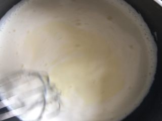 爆浆奶盖蛋糕,搅拌好的牛奶蛋黄液重新倒入奶锅，小火加热，一边用手动打蛋器不停搅拌，慢慢变凝固离火，别熬的太干，太干会导致后面淋面比较闹心