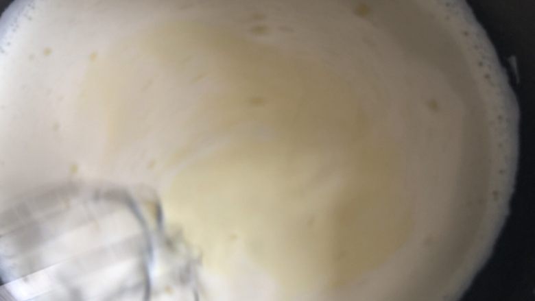 爆浆奶盖蛋糕,搅拌好的牛奶蛋黄液重新倒入奶锅，小火加热，一边用手动打蛋器不停搅拌，慢慢变凝固离火，别熬的太干，太干会导致后面淋面比较闹心