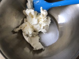 爆浆奶盖蛋糕,奶油奶酪加细砂糖隔水加热，搅拌顺滑