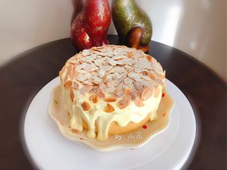 爆浆奶盖蛋糕,用烤好的杏仁片装饰，撒一些糖粉或者奶粉