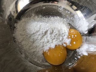 爆浆奶盖蛋糕,制作卡仕达酱：蛋黄加细砂糖，玉米淀粉搅拌均匀
