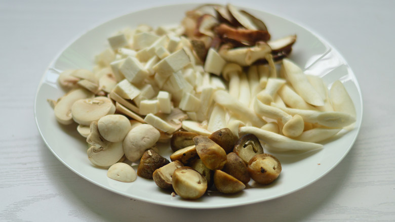 孜然菌菇煲,各种菇类切自己喜欢的大小（也别切的太小哈，会缩水的）