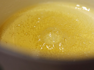 Pudding!焦糖布丁🍮,在熬制的过程中观察糖色，不断的晃动平底锅使糖水均匀受热且减少气泡的产生