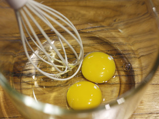 Pudding!焦糖布丁🍮,接下来准备布丁液，2只全蛋倒入打蛋盆，将蛋黄打散后略搅拌一下即可，不用打发