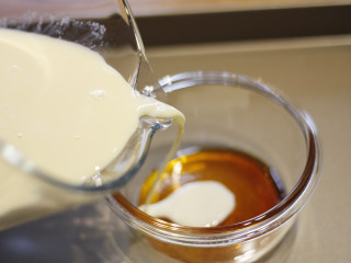 Pudding!焦糖布丁🍮,将布丁液轻轻倒入布丁碗中，8分满即可。