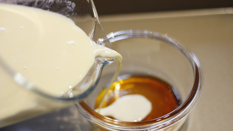 Pudding!焦糖布丁🍮,将布丁液轻轻倒入布丁碗中，8分满即可。