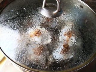 蒜蓉生蚝,蒸锅里加清水，水开后，将处理好的生蚝放锅里开始蒸，大约3分钟