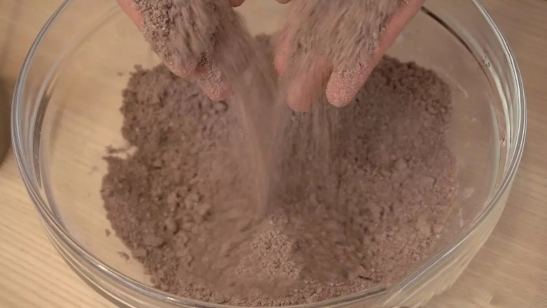 白巧克力树莓塔,用手搓成粗沙状，这步需要有耐心