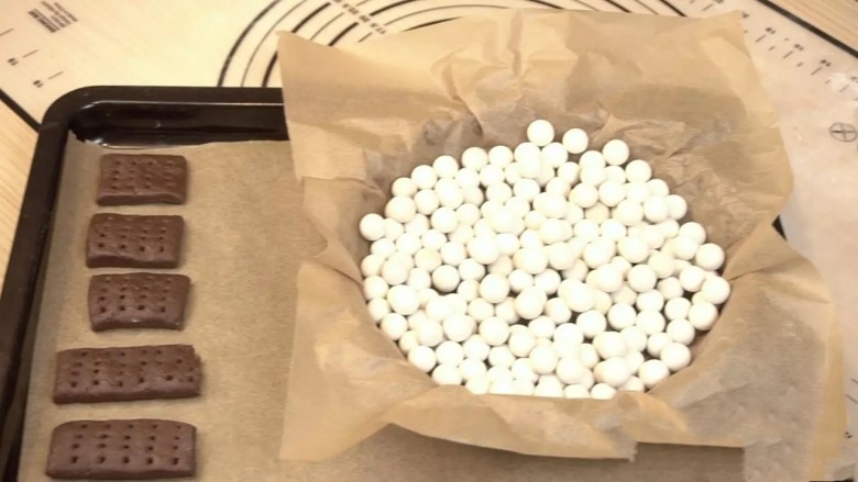 白巧克力树莓塔,边角料可以做成小饼干状，烤箱预热175度，烤25-30分钟
