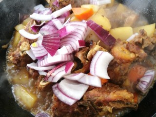 羊脊骨烧萝卜,汤收的差不多的时候放入洋葱和盐 汤收干净就可出锅喽。