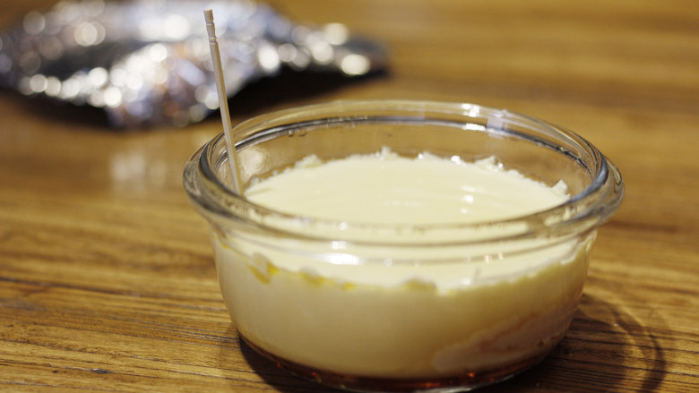 Pudding!焦糖布丁🍮,做好的布丁降温放入冰箱冷藏，至少冷藏2小时后食用。用牙签或者小刀沿着布丁模具壁划一圈，准备脱模。