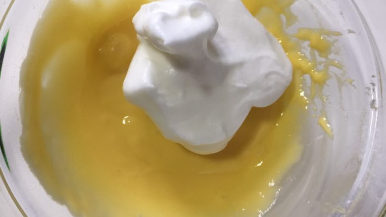简易版舒芙蕾松饼,取1/3的蛋白霜加入到蛋黄中翻拌均匀