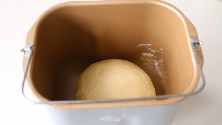 葡萄干吐司,稍稍整形放入面包机桶中发酵；