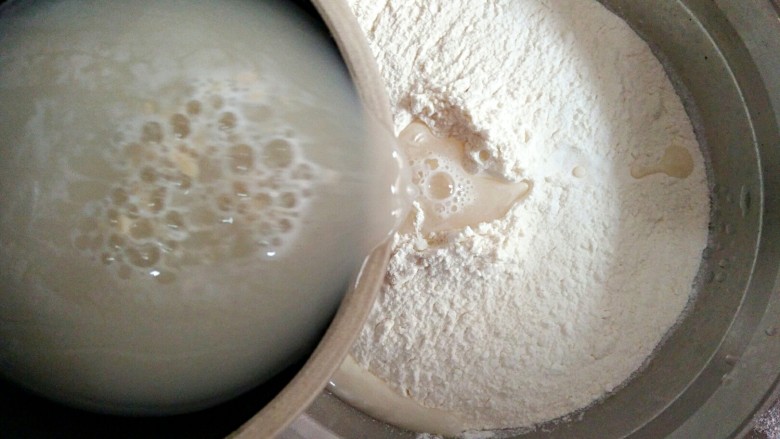 香麻饼,把冲开的酵母水少量多次加入面粉中。