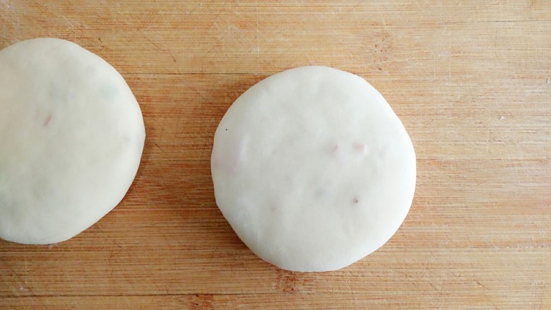 香麻饼,然后将圆球按扁成饼状。