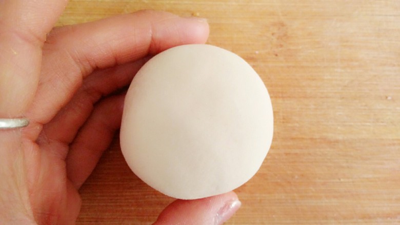 香麻饼,收成一个圆球。