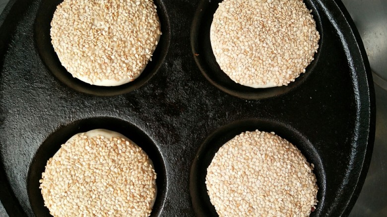 香麻饼,铸铁锅预热，不用刷油，（喜欢用油煎的随意）放入小饼。