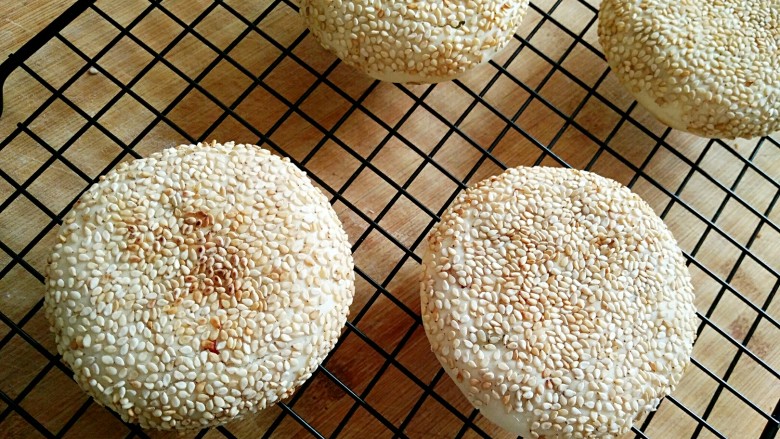 香麻饼,放面包架上微微一晾。