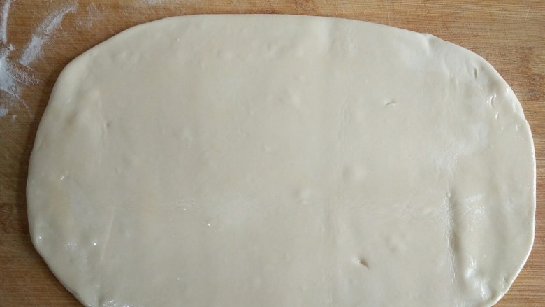 香麻饼,擀成长方形并在表面刷一层薄油。